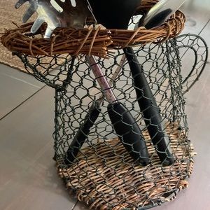 Large unique wire kitchen utensil holder/organizer